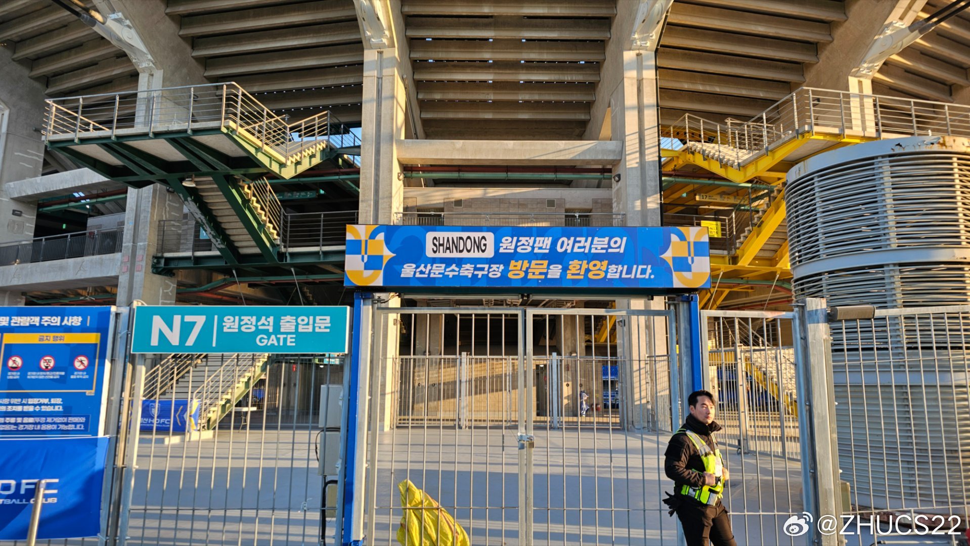  博主：蔚山現(xiàn)場(chǎng)工作人員、轉(zhuǎn)播車、安保在準(zhǔn)備撤場(chǎng)，場(chǎng)外一片安靜