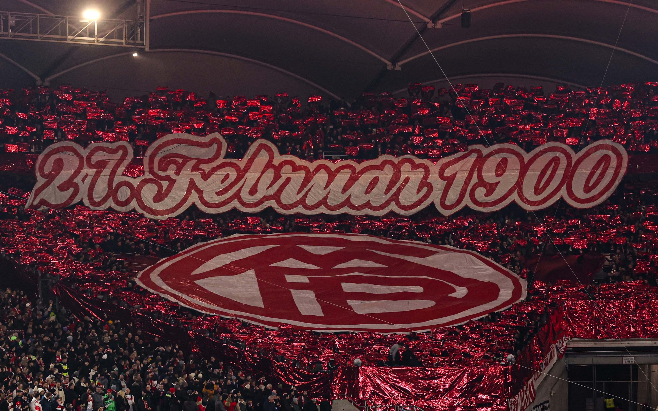  拜仁球迷在看臺展示TIFO，慶祝俱樂部成立125周年