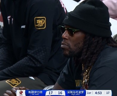 哦呦？你來了！新疆新外援哈雷爾場邊觀戰(zhàn)新疆主場vs深圳的比賽
