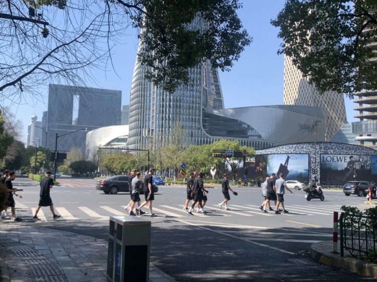  心態(tài)放松，有網(wǎng)友拍到澳大利亞隊(duì)早上在萬象城citywalk