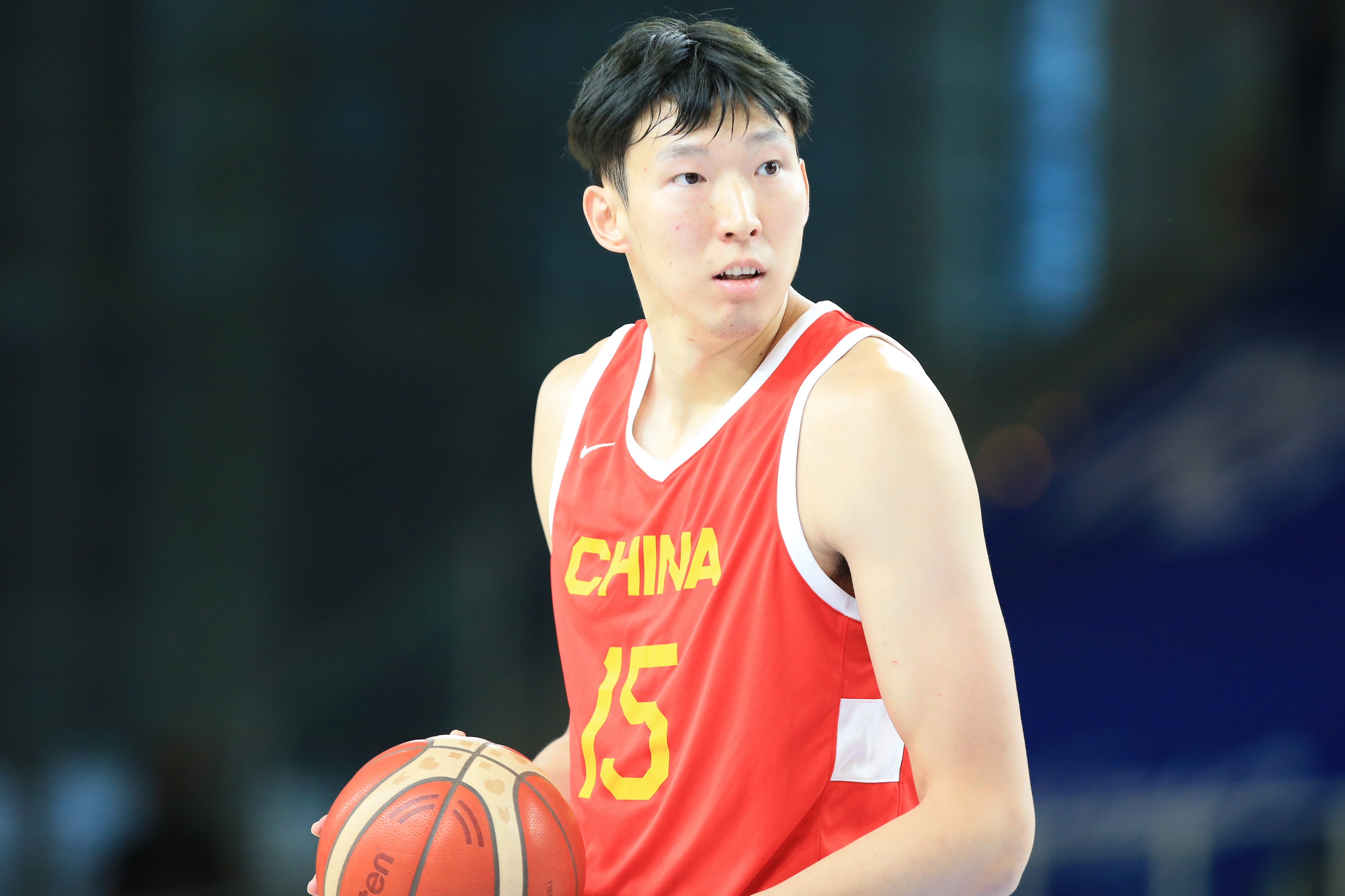 打得不錯(cuò)！周琦攻防建樹 半場4投2中得到5分3板1斷1帽0失誤