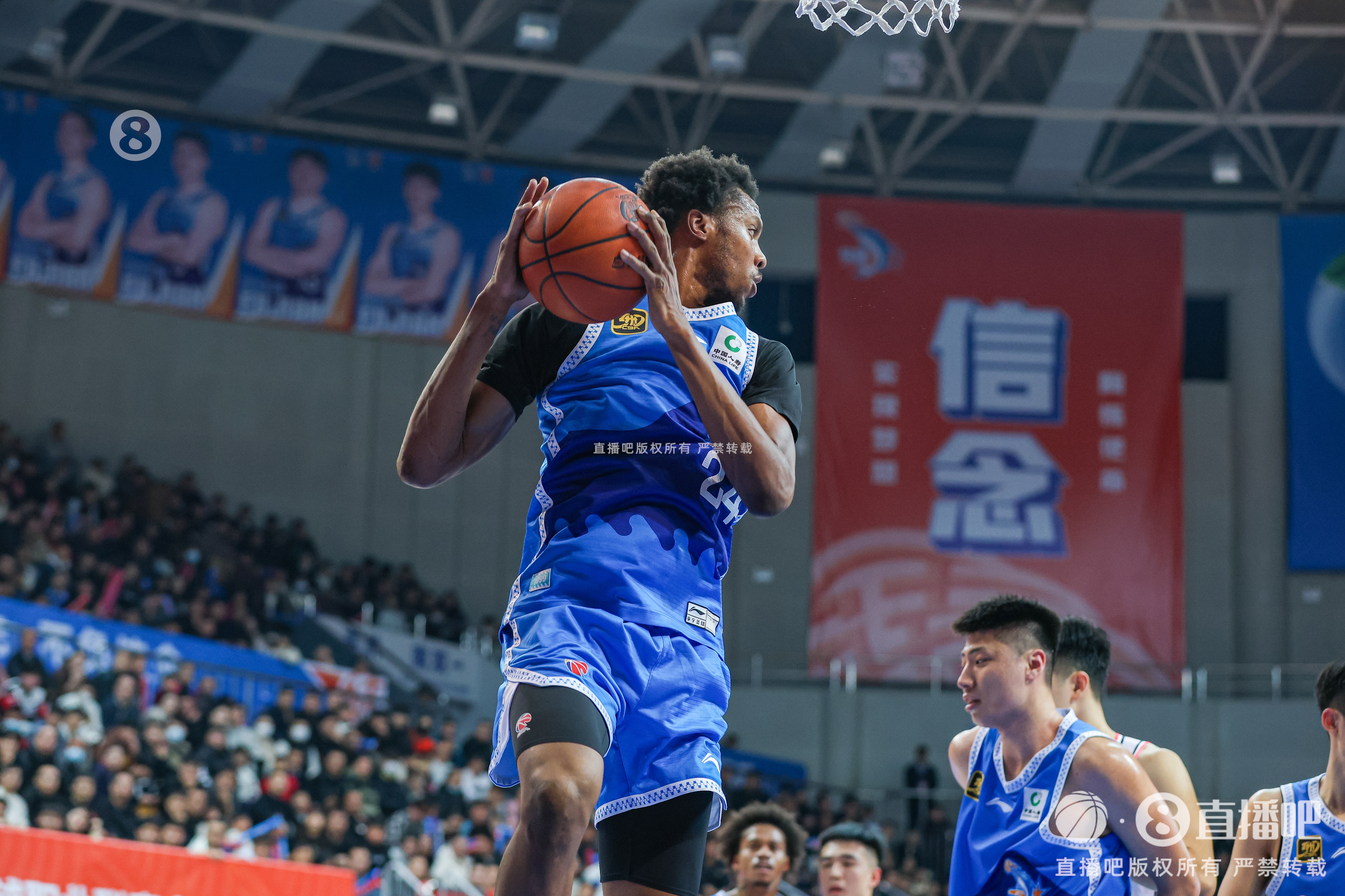  今天效率是真高！路易斯-金20中15&三分7中5怒砍41分8板4斷