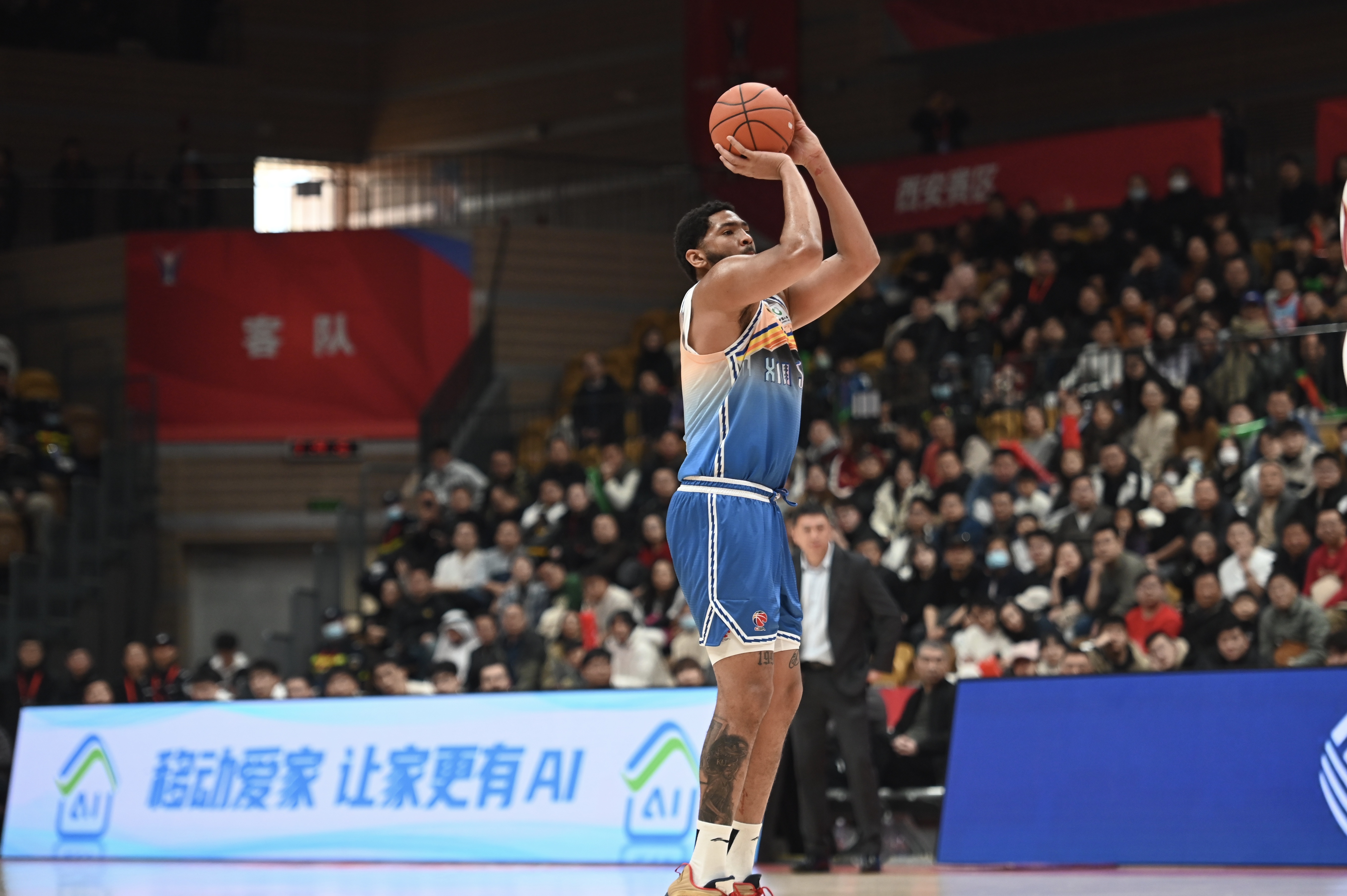  手感火熱！勞森半場7中6高效砍下17分5籃板 首節(jié)15分
